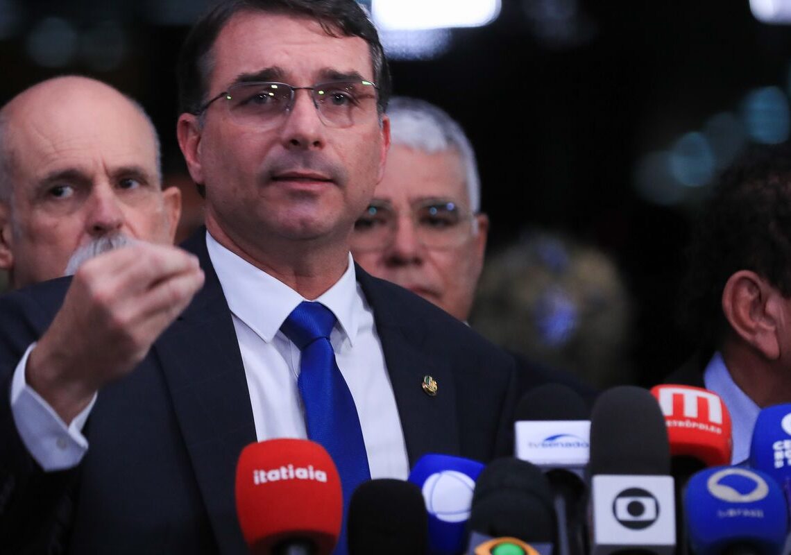 Senador Flávio ataca Moraes após voto para condenar Bolsonaro