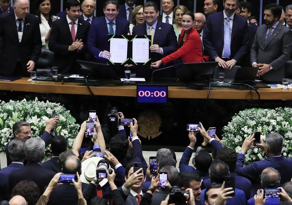 Congresso promulga PEC que muda regras para pagamento dos precatórios