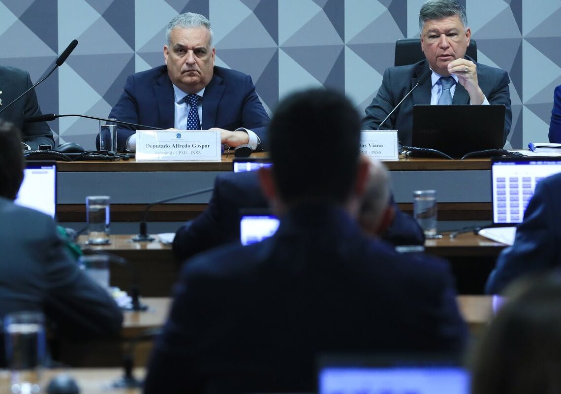 CPMI do INSS aprova convocação de parentes e sócios de investigados