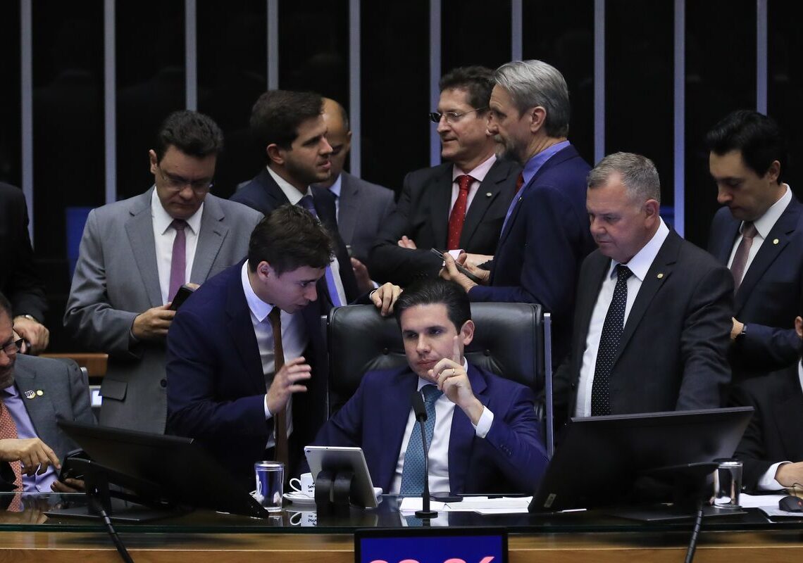 PEC da blindagem é aprovada por deputados e vai ao Senado 
