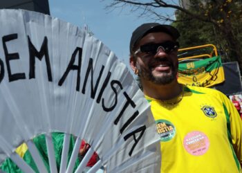 Ato no RJ com Caetano, Chico e Gil repudia anistia e PEC da Blindagem