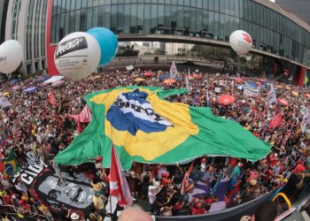 São Paulo tem 42 mil pessoas em ato contra PEC da Blindagem e anistia