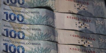 Juros do cartão de crédito rotativo avançam e chegam a 451,5% ao ano