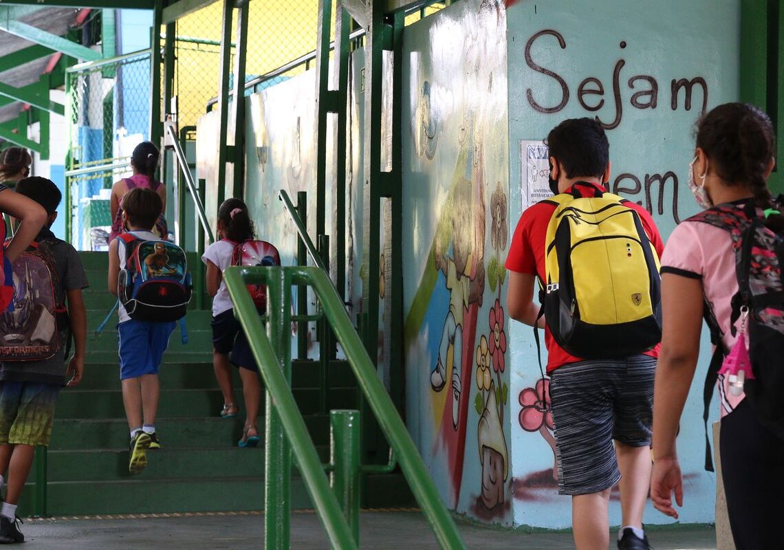 Menos da metade das escolas públicas está ligada à rede de esgoto