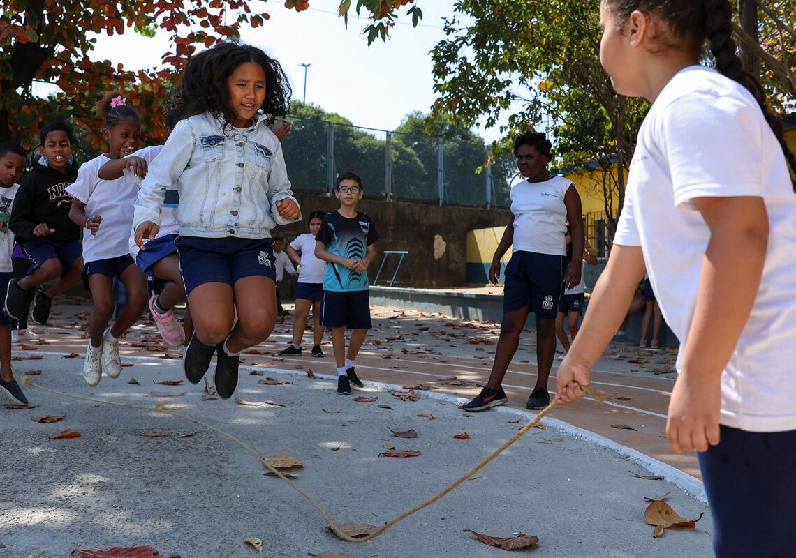 Sem celulares, desempenho escolar e socialização melhoram no Rio