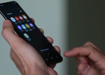 Pesquisa mostra avanço em salas de aula com proibição de celulares