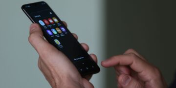 Pesquisa mostra avanço em salas de aula com proibição de celulares