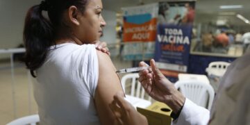 Vacina da covid também protege contra complicações cardíacas da doença