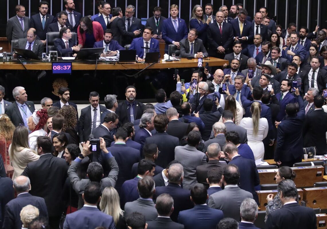 Câmara aprova urgência para projeto de anistia a golpistas