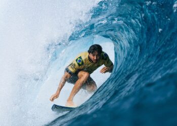 Yago Dora é campeão mundial de surfe profissional