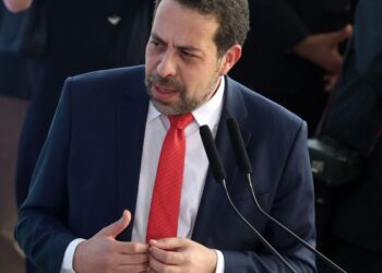Cabeça do crime organizado não está no barraco da favela, diz Boulos