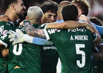 Virada e derrota rubro-negra levam Palmeiras à ponta do Brasileirão