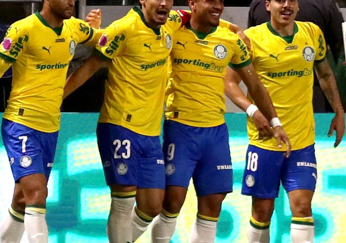 Brasileiro: Palmeiras goleia Bragantino e permanece com folga na ponta