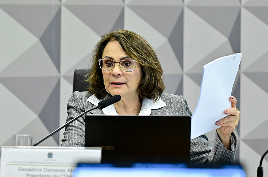 CE debate projeto que proíbe alterações e adaptações no texto da bíblia — Senado Notícias