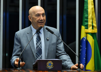 Confúcio cobra correção de perdas salariais de servidores dos ex-territórios — Senado Notícias