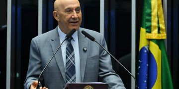 Confúcio cobra correção de perdas salariais de servidores dos ex-territórios — Senado Notícias
