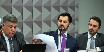 Fernando Cavalcanti apela ao silêncio e parlamentares apontam negócios suspeitos — Senado Notícias