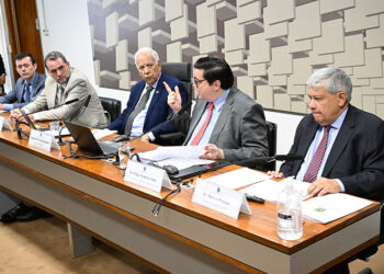 Debatedores apontam prós e contras em criar limite para dívida pública — Senado Notícias
