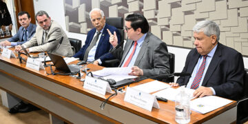 Debatedores apontam prós e contras em criar limite para dívida pública — Senado Notícias