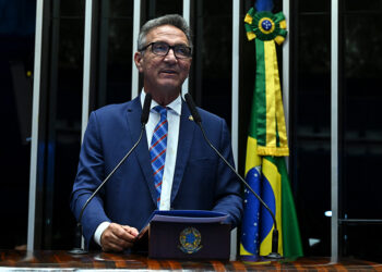 Lucas Barreto homenageia professores e critica descaso com a educação — Senado Notícias