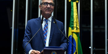 Lucas Barreto homenageia professores e critica descaso com a educação — Senado Notícias