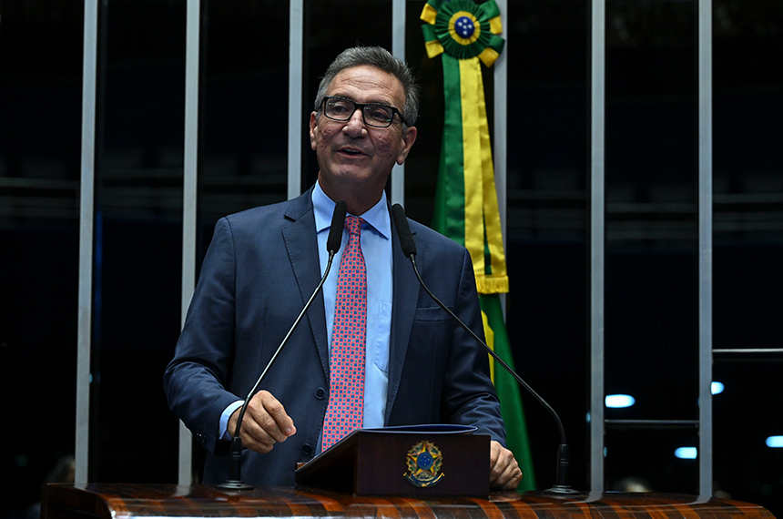 Lucas Barreto comemora licença para prospecção de petróleo — Senado Notícias