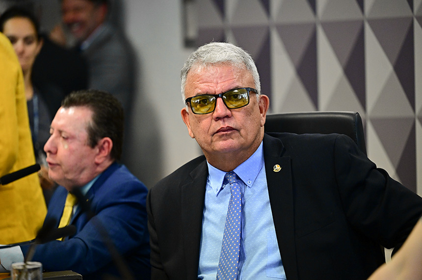 Aprovada em comissão MP que extingue cobrança de taxa para taxistas — Senado Notícias