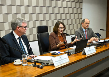 Debatedores questionam na CE projeto que proíbe alterar textos da Bíblia — Senado Notícias