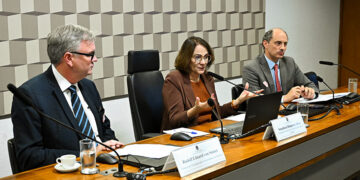 Debatedores questionam na CE projeto que proíbe alterar textos da Bíblia — Senado Notícias