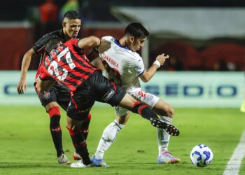 Vitória derrota Bahia e ganha fôlego na luta contra o rebaixamento