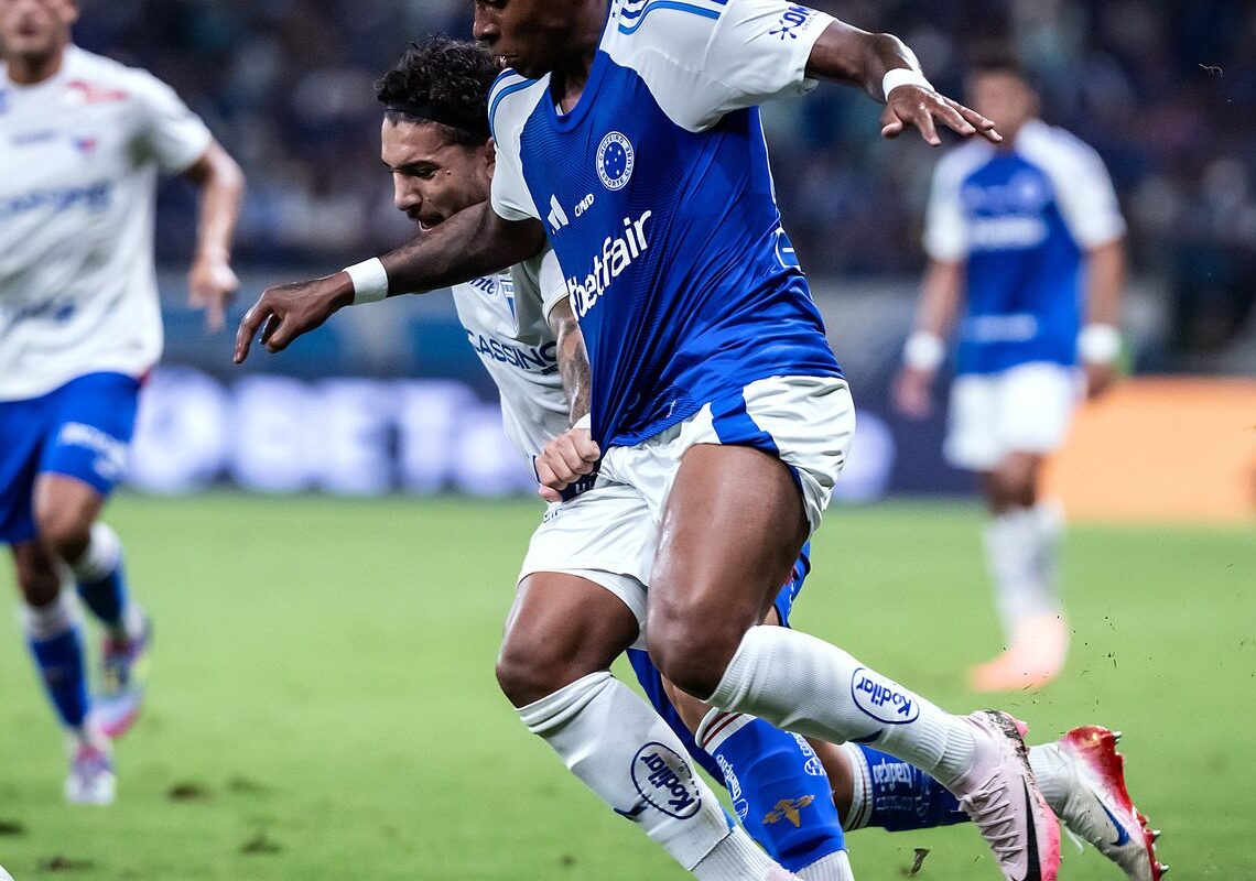 Cruzeiro vence e permanece na cola dos líderes do Brasileiro