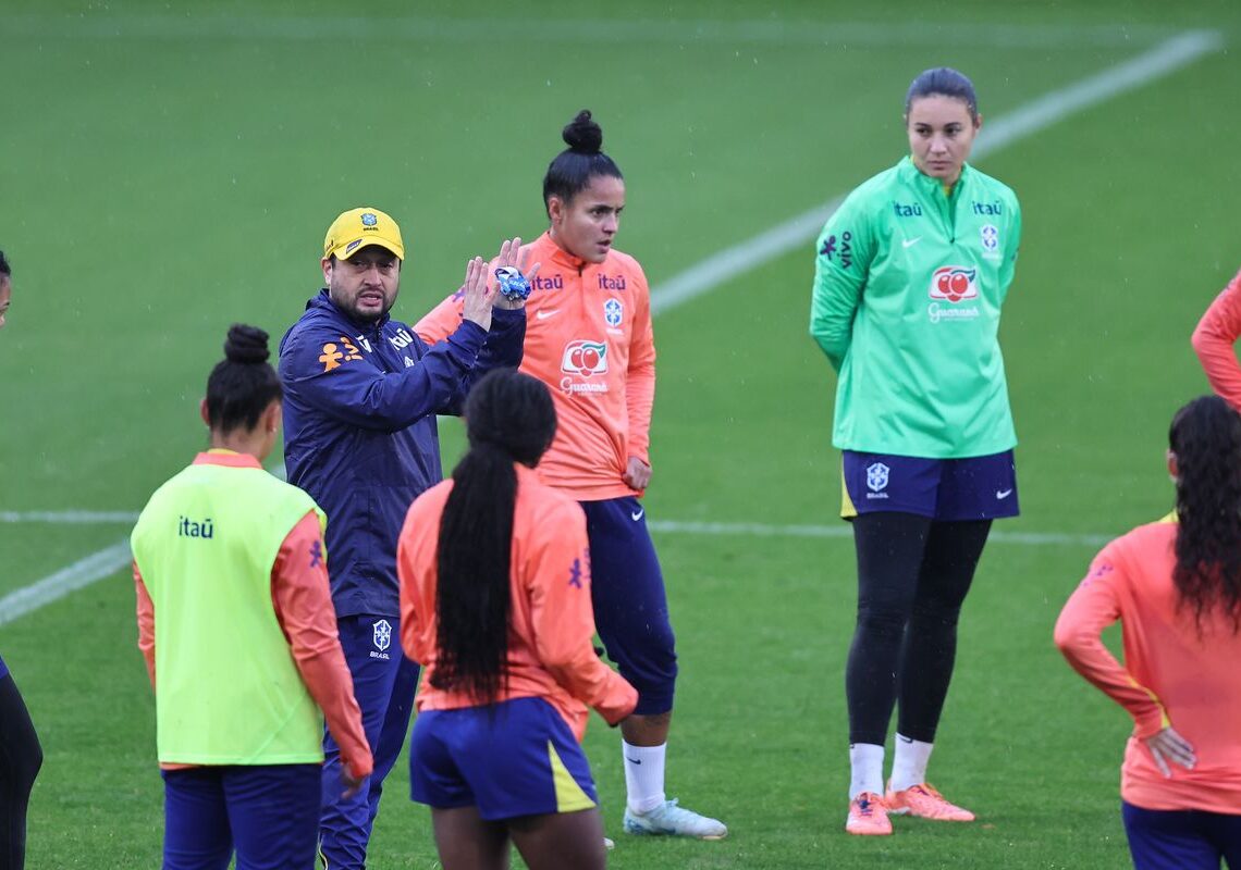 Seleção feminina realiza primeiro treino para amistosos na Europa