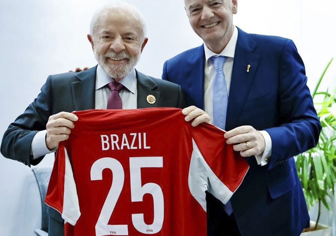 Lula convida presidente da Fifa para conhecer Universidade do Esporte