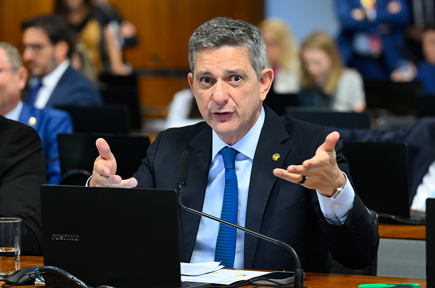 Rogério Carvalho apresenta relatório sobre PEC que acaba com a escala 6×1 — Senado Notícias