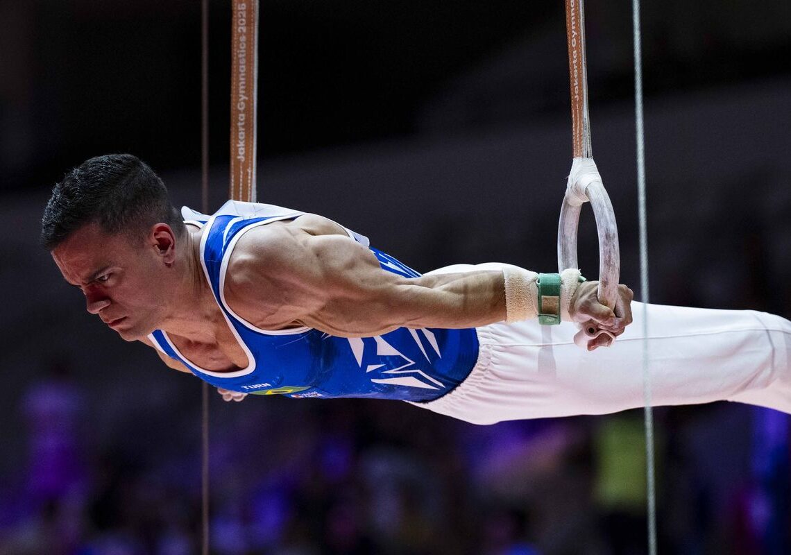Caio Souza fica no top 10 do individual geral do Mundial de Ginástica