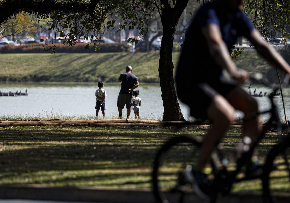 Pesquisas revelam preocupação com crianças em extremos climáticos