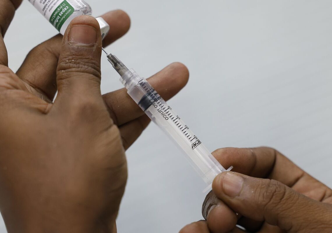 Vacinação despenca na Maré em dias de operação policial, aponta Unicef