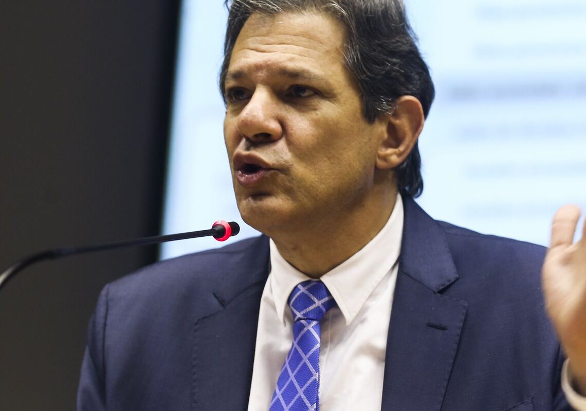 Medidas de corte de gastos serão inseridas em novo projeto, diz Haddad