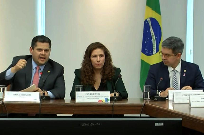 Reajuste de 23% a policiais e bombeiros dos ex-territórios é ‘histórico’, diz Davi — Senado Notícias