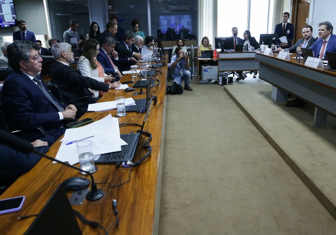 Haddad diz que cortar benefícios tributários é combater privilégios