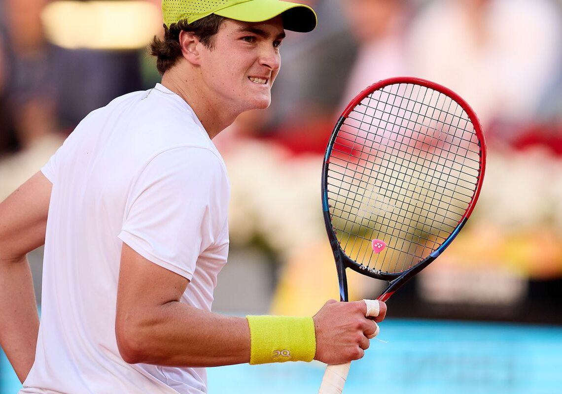 João Fonseca vai à 1ª semi de ATP 500 após abandono de rival no 3º set