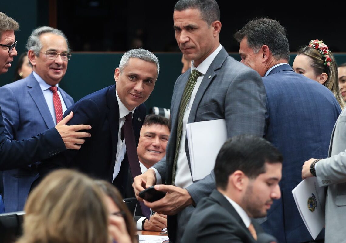 CCJ da Câmara suspende ação penal no STF contra deputado Gayer