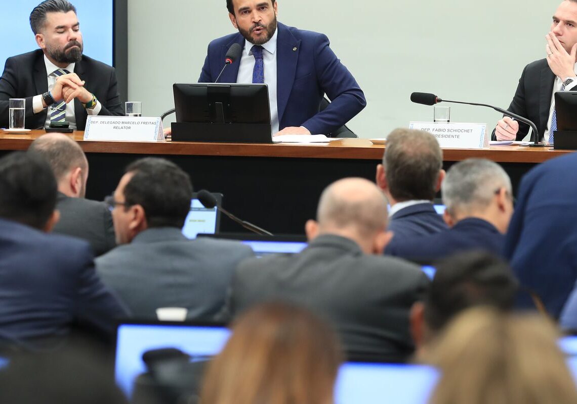 Relator vota para arquivar processo de cassação de Eduardo Bolsonaro