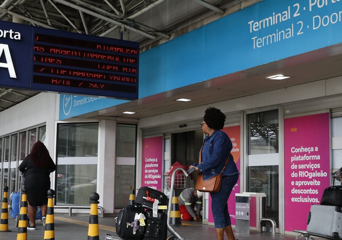 Aéreas flexibilizam remarcação de voos para RJ após operação policial