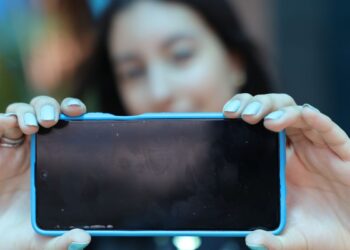 Cai de 51% para 37% uso de internet nas escolas por adolescentes