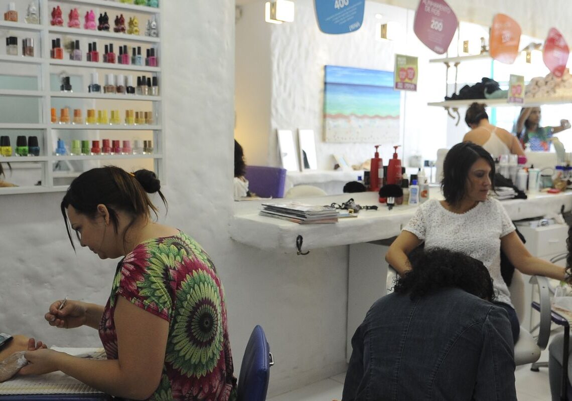 Anvisa proíbe duas substâncias utilizadas em produtos para unhas