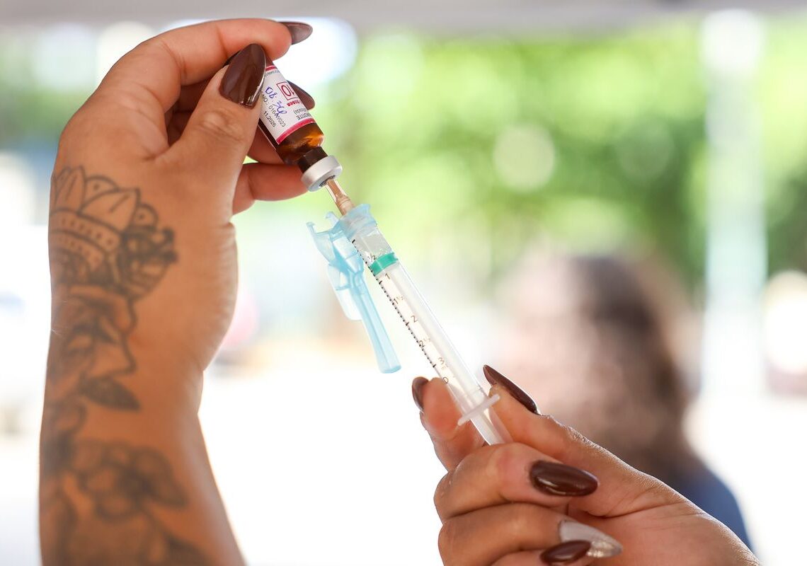 Ministro faz apelo por atualização da caderneta vacinal das crianças