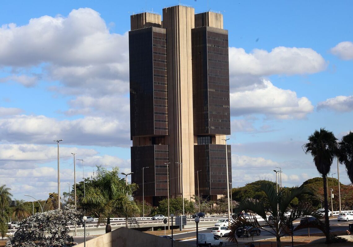 Inflação de 2025 ficará abaixo do teto da meta, em 4,45%