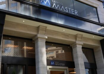 Especialistas alertam para golpes em ressarcimentos do Banco Master