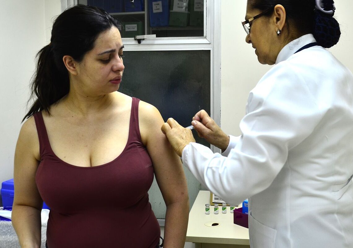 Saiba como será oferta de vacina que previne bronquiolite em bebês